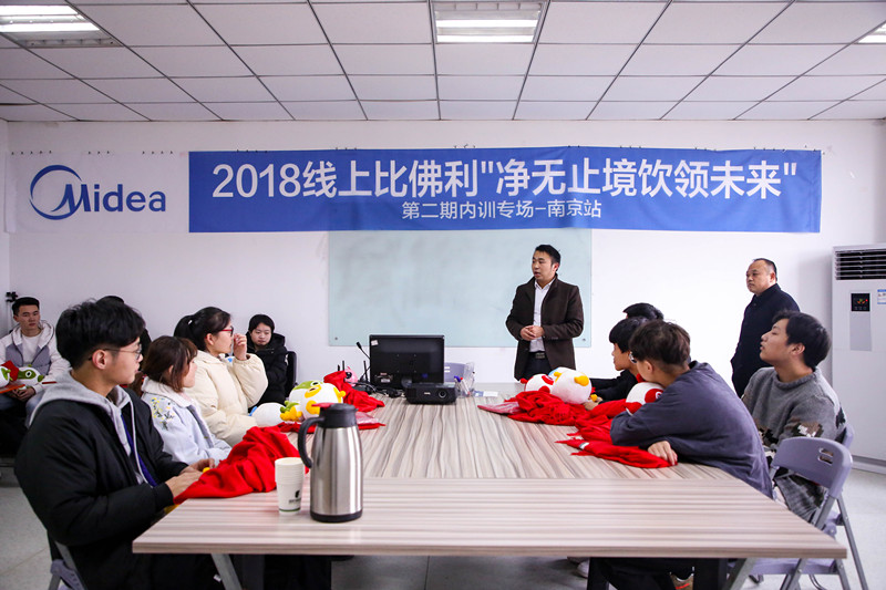 加強(qiáng)就業(yè)畢業(yè)生回訪，促進(jìn)校企合作渠道拓展