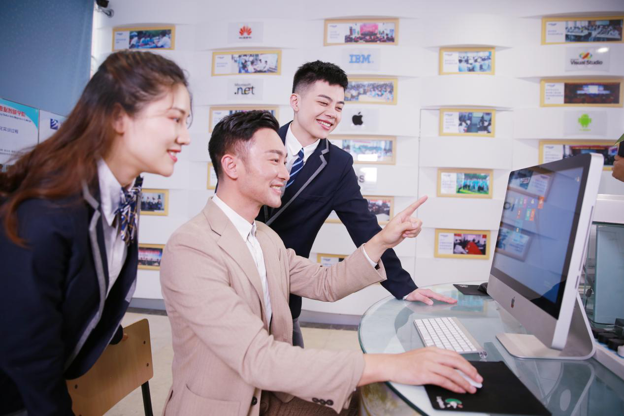 What？聽(tīng)說(shuō)新華云課堂能帶你走出傳統(tǒng)課堂，享受個(gè)性化學(xué)習(xí)！