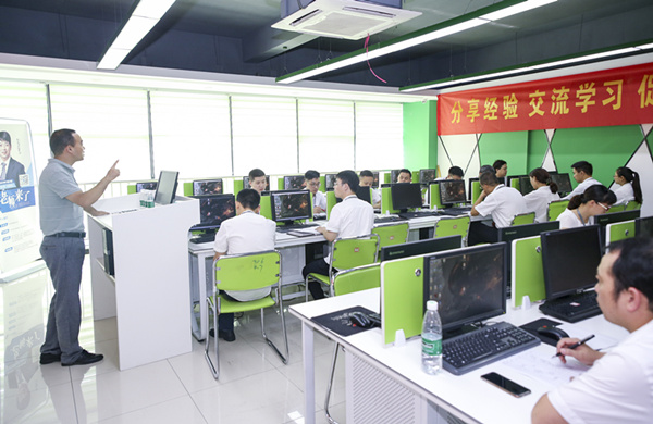 百家名師進(jìn)校園，助力教改新方向