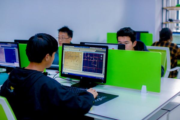 南京新華電腦專(zhuān)修學(xué)院的學(xué)費(fèi)多少？