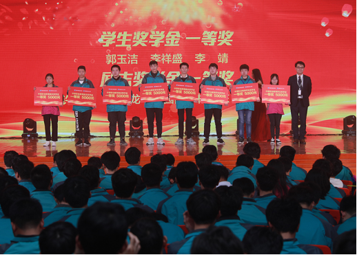 新華電腦教育：帶薪實訓(xùn)，邊拿薪水邊學(xué)習(xí)