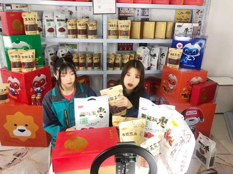 燃爆！麗江石榴哥現(xiàn)場連麥新華電商<a href=http://njxh.cn target=_blank class=infotextkey>專業(yè)</a>學(xué)子