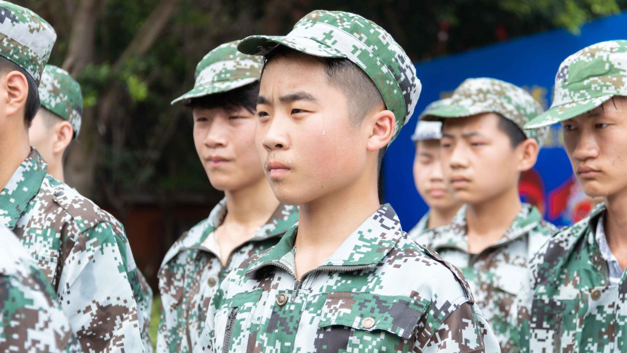 新華“三教三訓(xùn)”之軍訓(xùn)|揮灑汗水書寫迷彩青春！