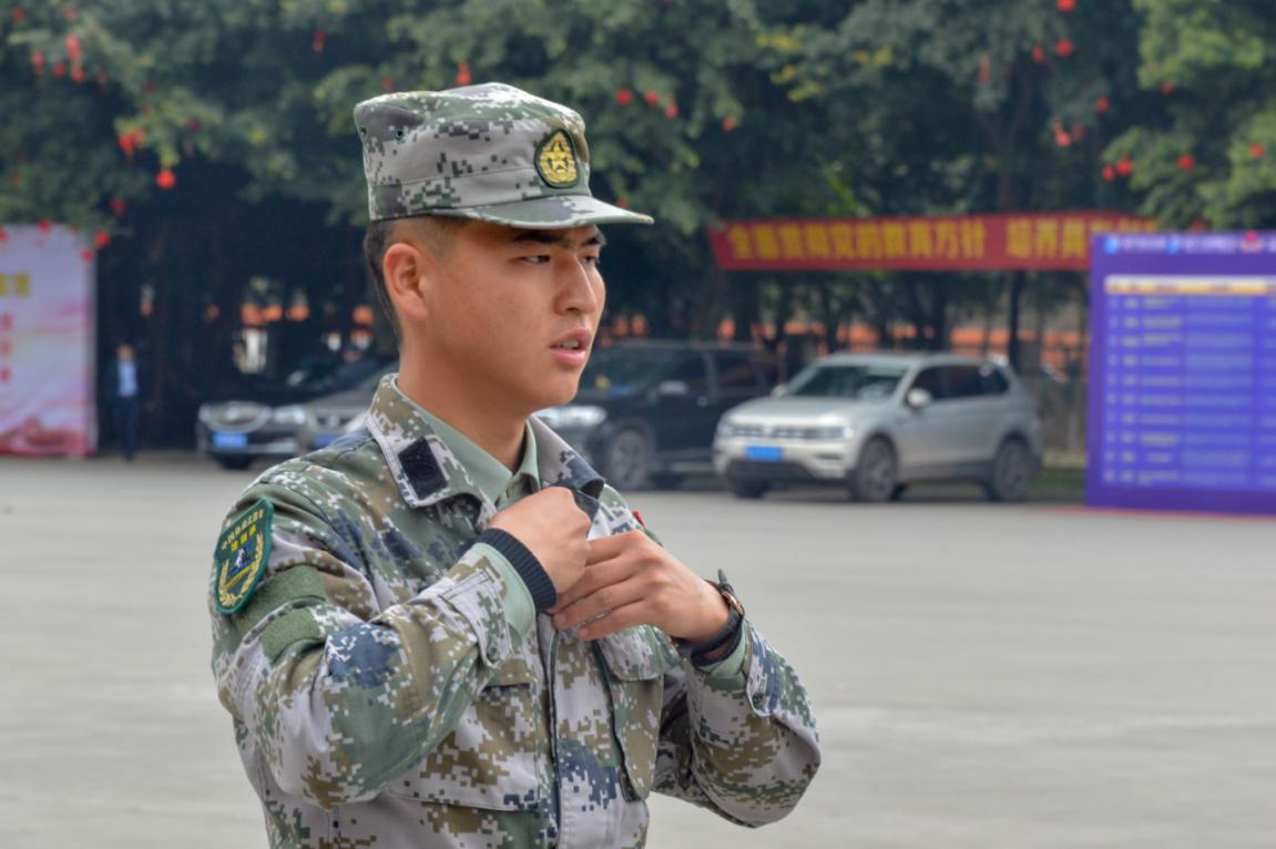 新華“三教三訓(xùn)”之軍訓(xùn)|揮灑汗水書寫迷彩青春！