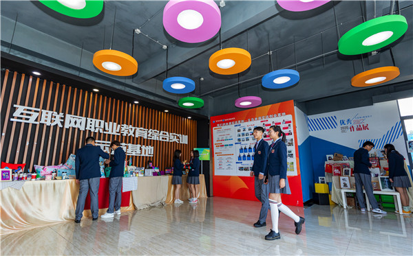 小孩兒初三了學習成績不理想，是上普高還是上職中學一門技術(shù)？