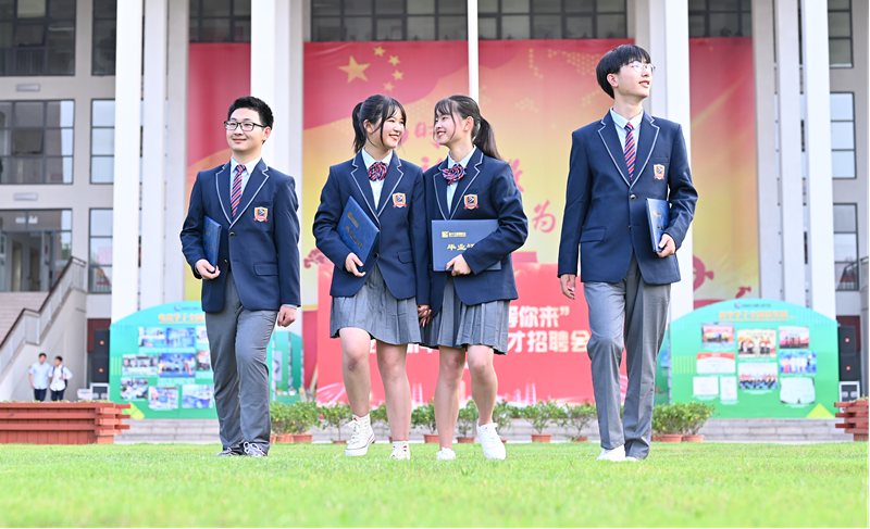 12位學霸天團推薦新華電腦學校，你不了解一下嗎？