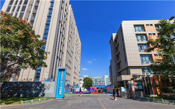 南京有什么學(xué)校適合初中畢業(yè)的？