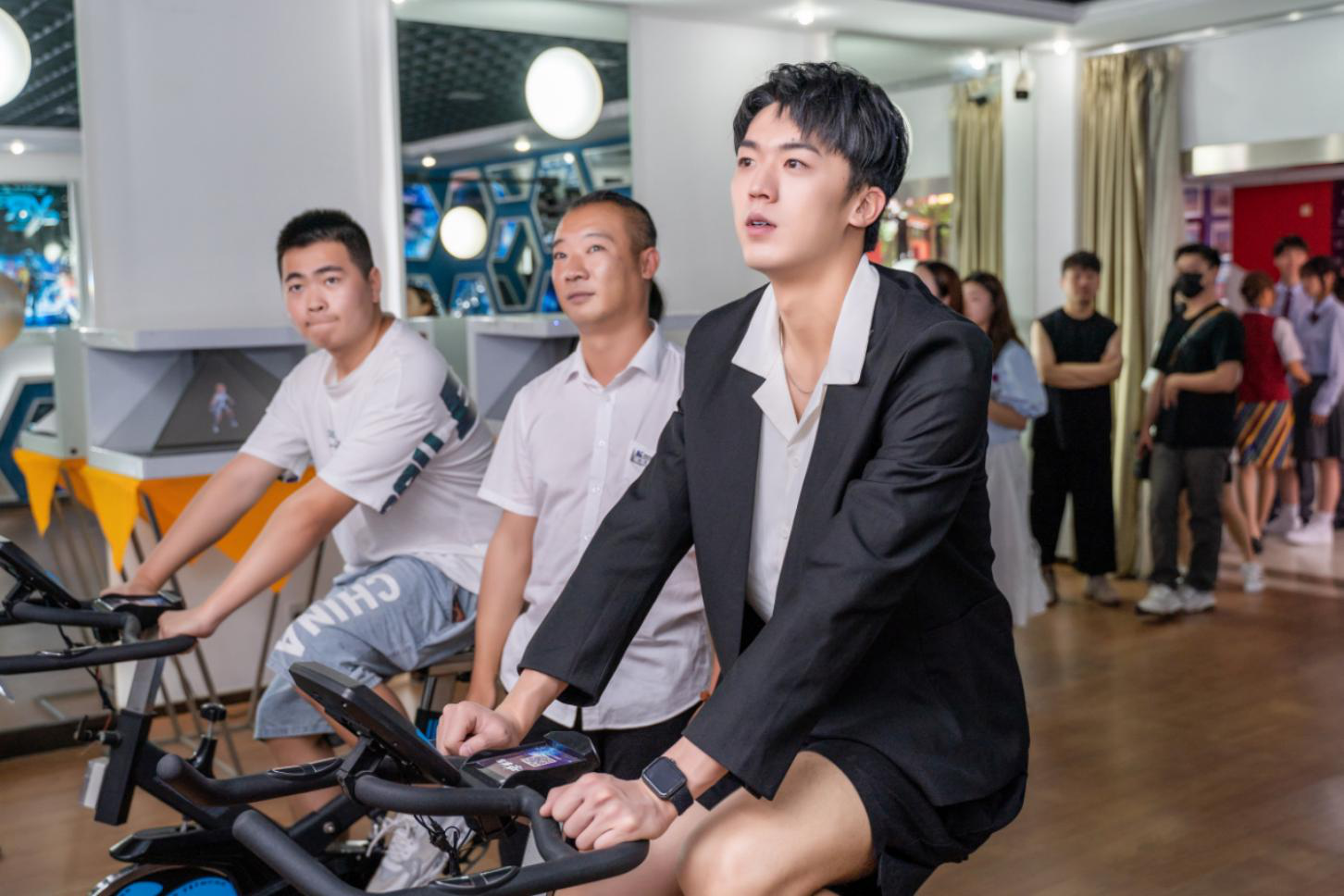 明星帶路|盧東旭探秘校園黑科技，直擊新華硬實(shí)力！