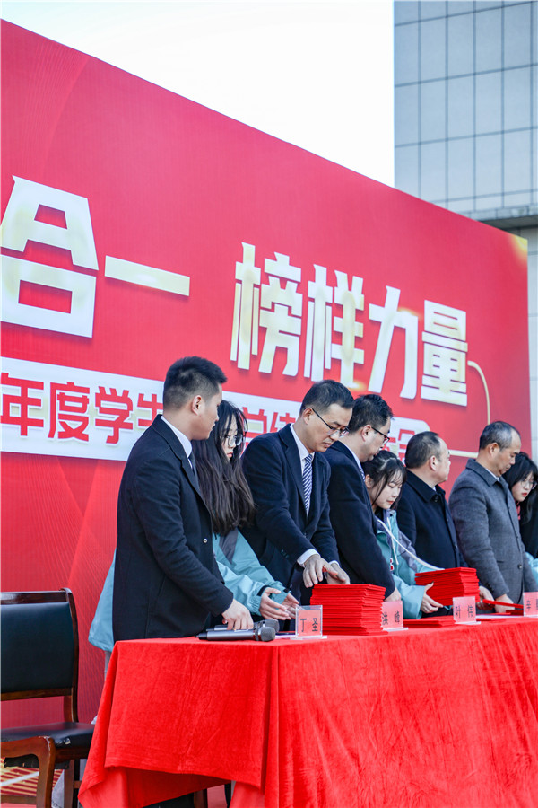 知行合一，榜樣力量 —南京新華2021年度學(xué)生工作總結(jié)暨表彰大會圓滿落幕！