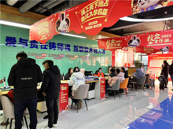 喜迎開學(xué) 圓夢新華|直擊南京新華火熱報名現(xiàn)場！