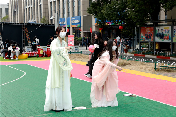 “三八”國(guó)際婦女節(jié)來(lái)臨，南京新華向所有女性致以節(jié)日最美好的祝福！