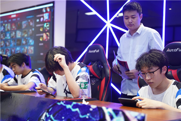 恭喜！我校學(xué)生代表隊(duì)榮獲2023 年“迎亞運(yùn)”新華電腦教育王者榮耀電競對抗賽亞軍