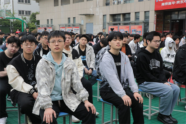 南京新華開(kāi)展“防治校園霸凌，守護(hù)平安校園”主題講座