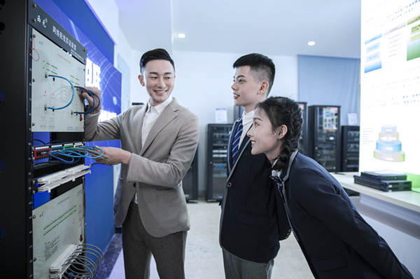 初中沒畢業(yè)學(xué)什么好？初中可以學(xué)計(jì)算機(jī)么？