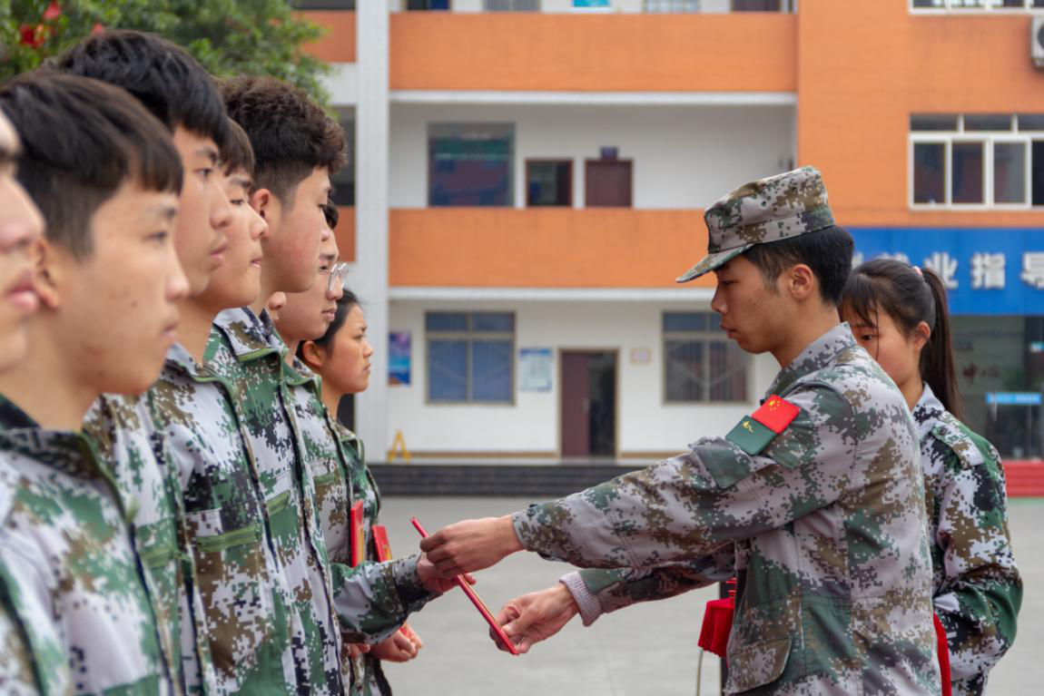 新華“三教三訓(xùn)”之軍訓(xùn)|揮灑汗水書寫迷彩青春！