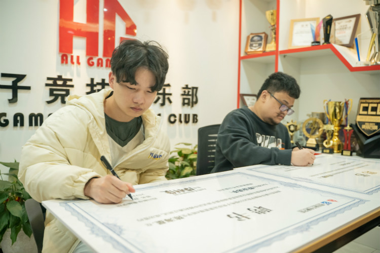 實力見證！又一新華電腦教育學子簽約AG俱樂部！